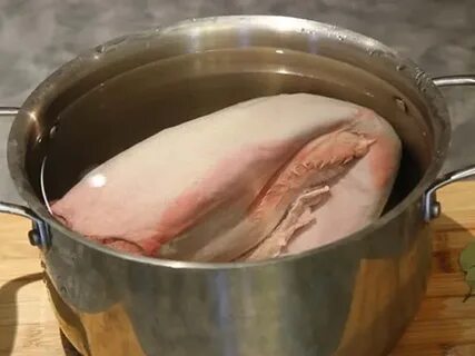 Сварить свинину в кастрюле вкусно куском