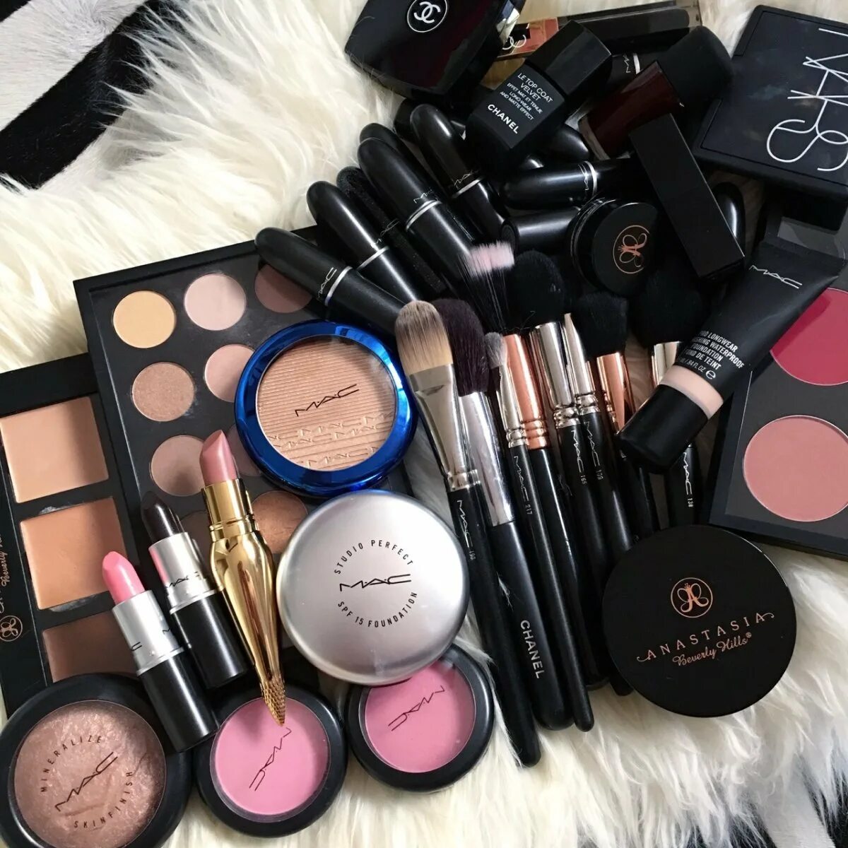 Уходовая и декоративная косметика. Космета. Космета. Ассортимент косметики. Косметология.