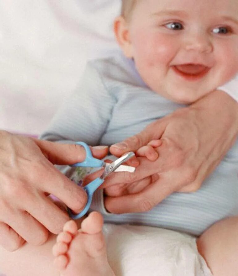 Как подстричь новорожденного. Подстригаем ногти малышу. Стричь ногти ребенку. Стрижка ногтей новорожденному. Ребенок подстригает ногти.