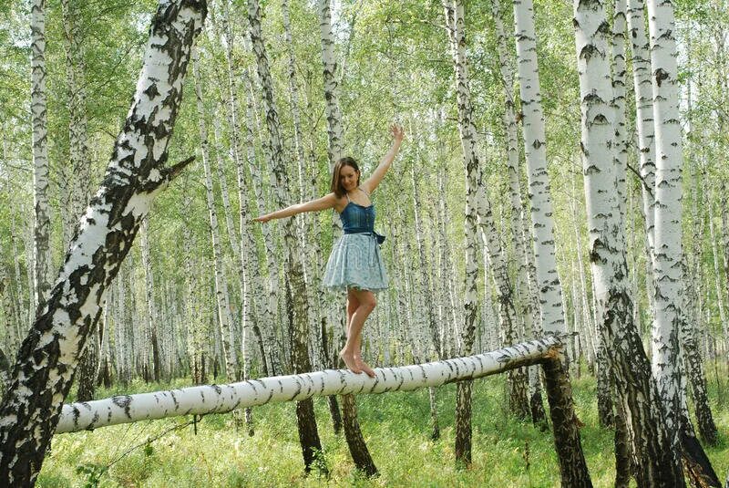 Секрет ансамбля березка. Хоровод лебедушка ансамбль березка. Хоровод вокруг березы на троицу. Виды неправильной походки. Секрет ансамбля березка.