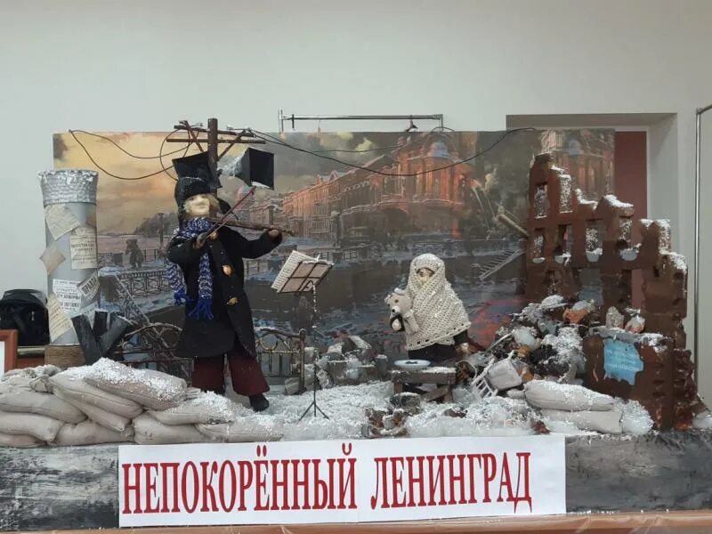 инсталляция блокада ленинграда. манежная площадь инсталляция к блокаде спб. декорации блокадный ленинград. музей хлеба блокада. выставка блокадный хлеб ленинграда.