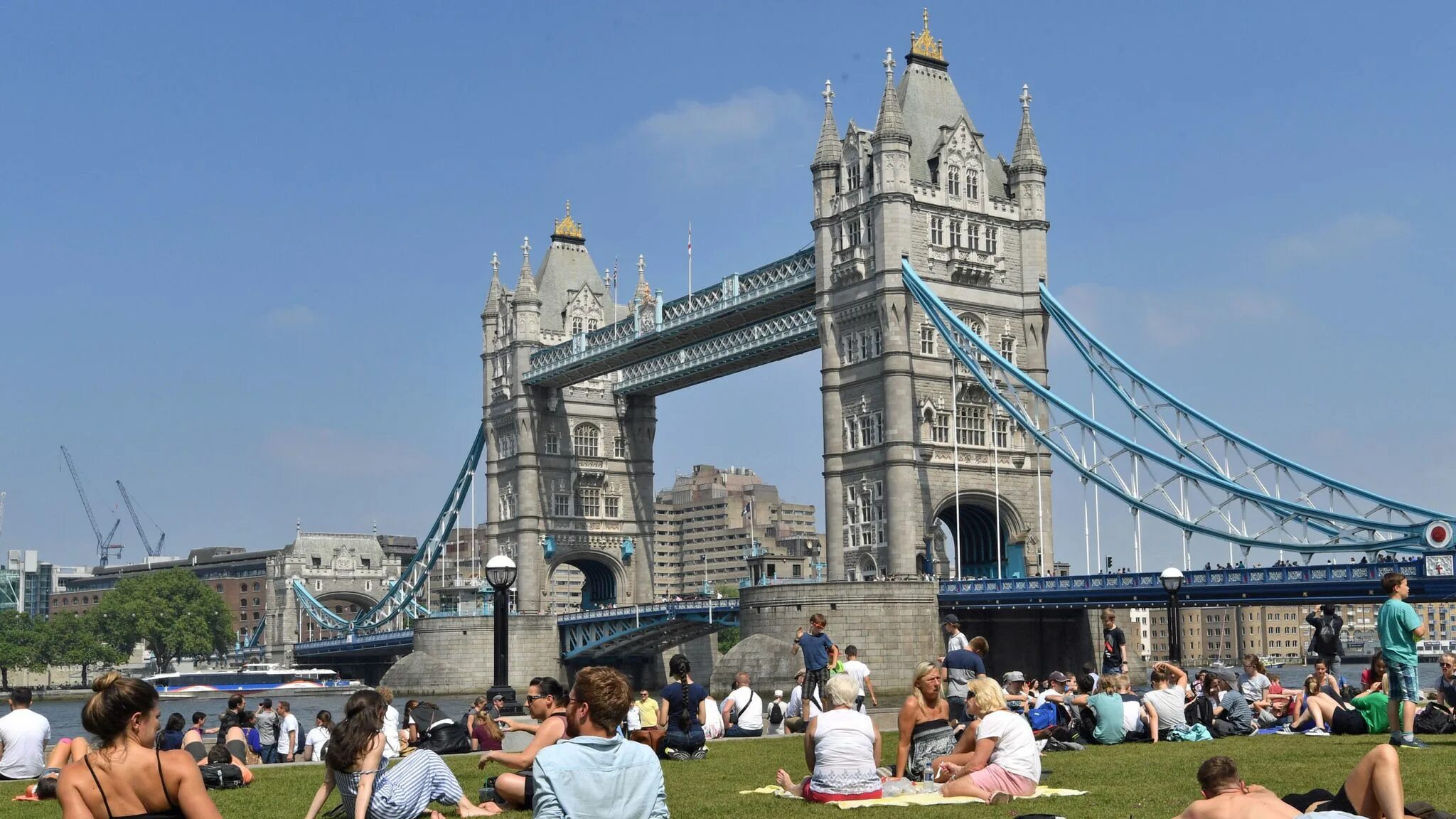 Тауэрский мост в молнии. Климат британии. Лондон сейчас. Климат великобритании. Снег в великобритании.