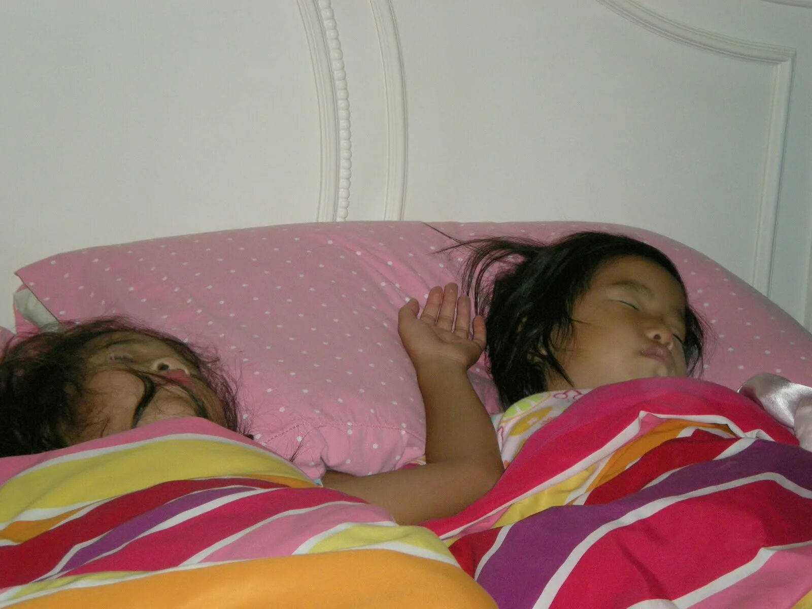 Little sleeping sister my is. Siblings gerls. Слипинг систер слипинг систер. Мальчик и девочка спят вместе. Sleeping sister 2.