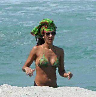 Jessica Alba in a Bikini - Miami 05/08/2021 * CelebMafia