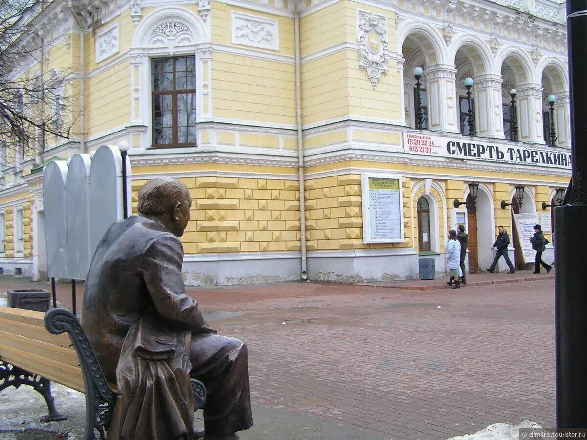 Театр евстигнеева нижний. Евстигнеев Нижний Новгород. Памятник Евстигнееву в Нижнем Новгороде. Евстигнеев памятник в Нижнем. Нижегородский драматический театр Евстигнеев.