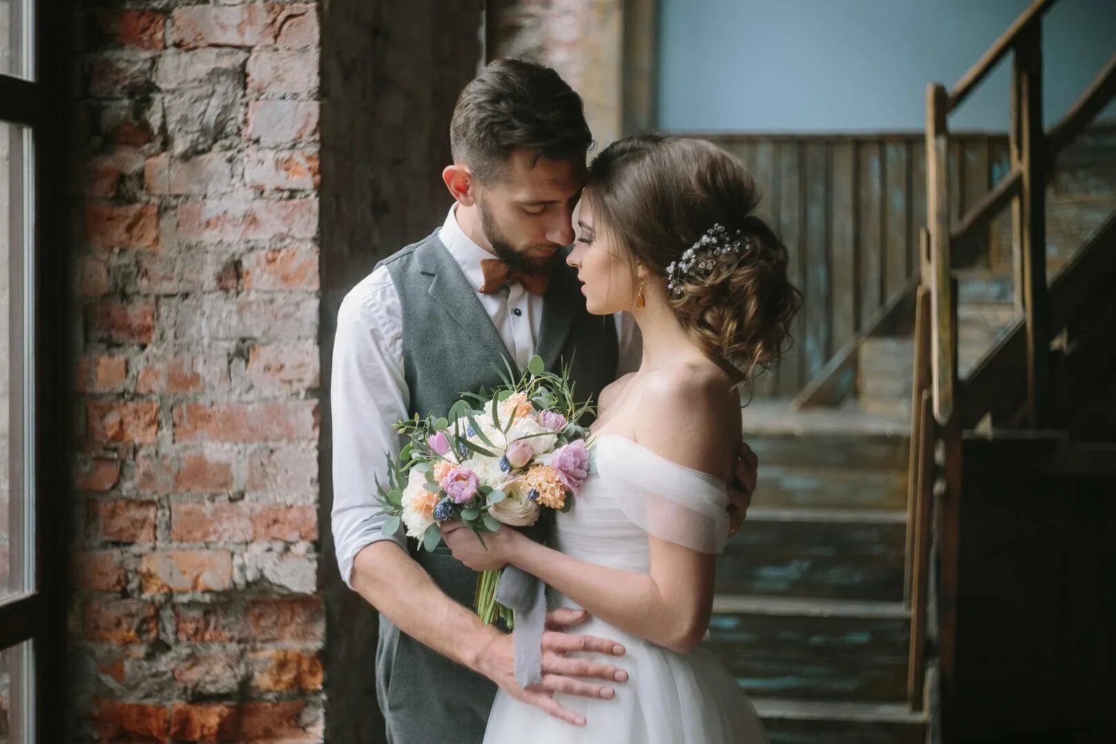 первая встреча жениха и невесты. встреча жениха и невесты в отеле. фотосессия первая встреча с невестой. встреча жениха и невесты. свадебная фотосессия с друзьями.