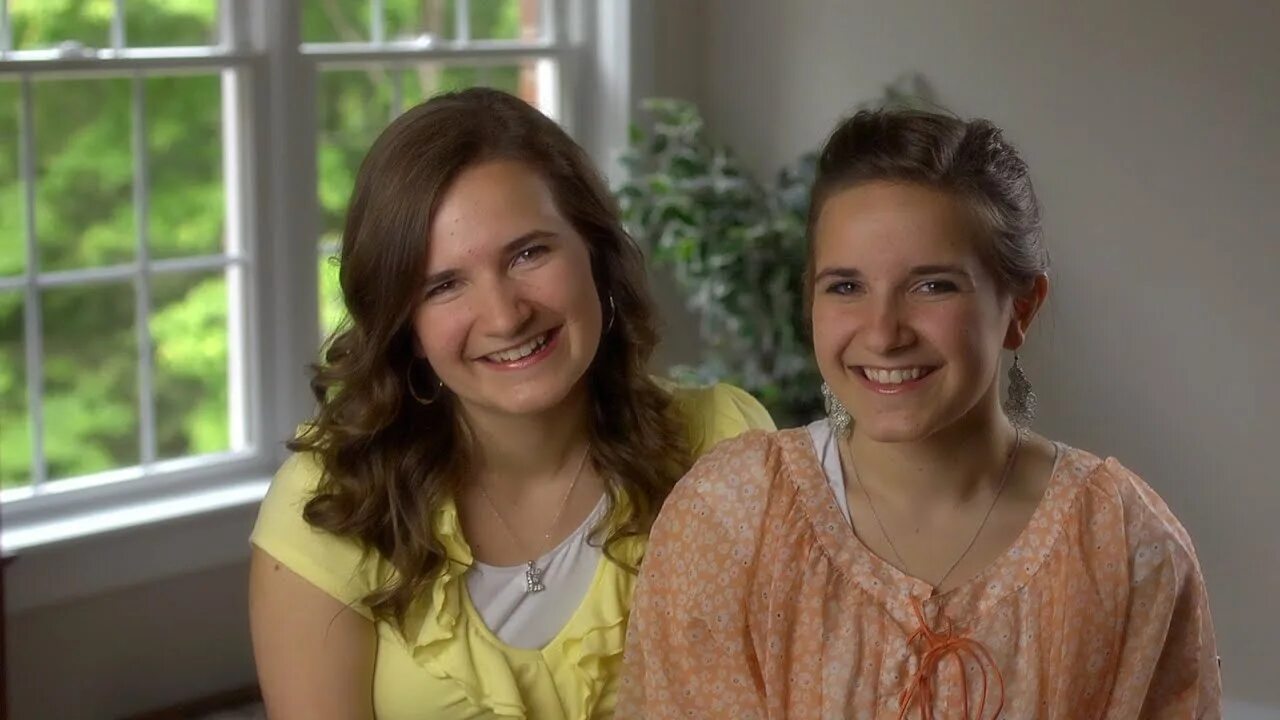 Videos girls sister. Маленькая девочка с сестрой в городе. Фото голышом liza & alice picnic. Чарли дамелио. Videos girls sister.