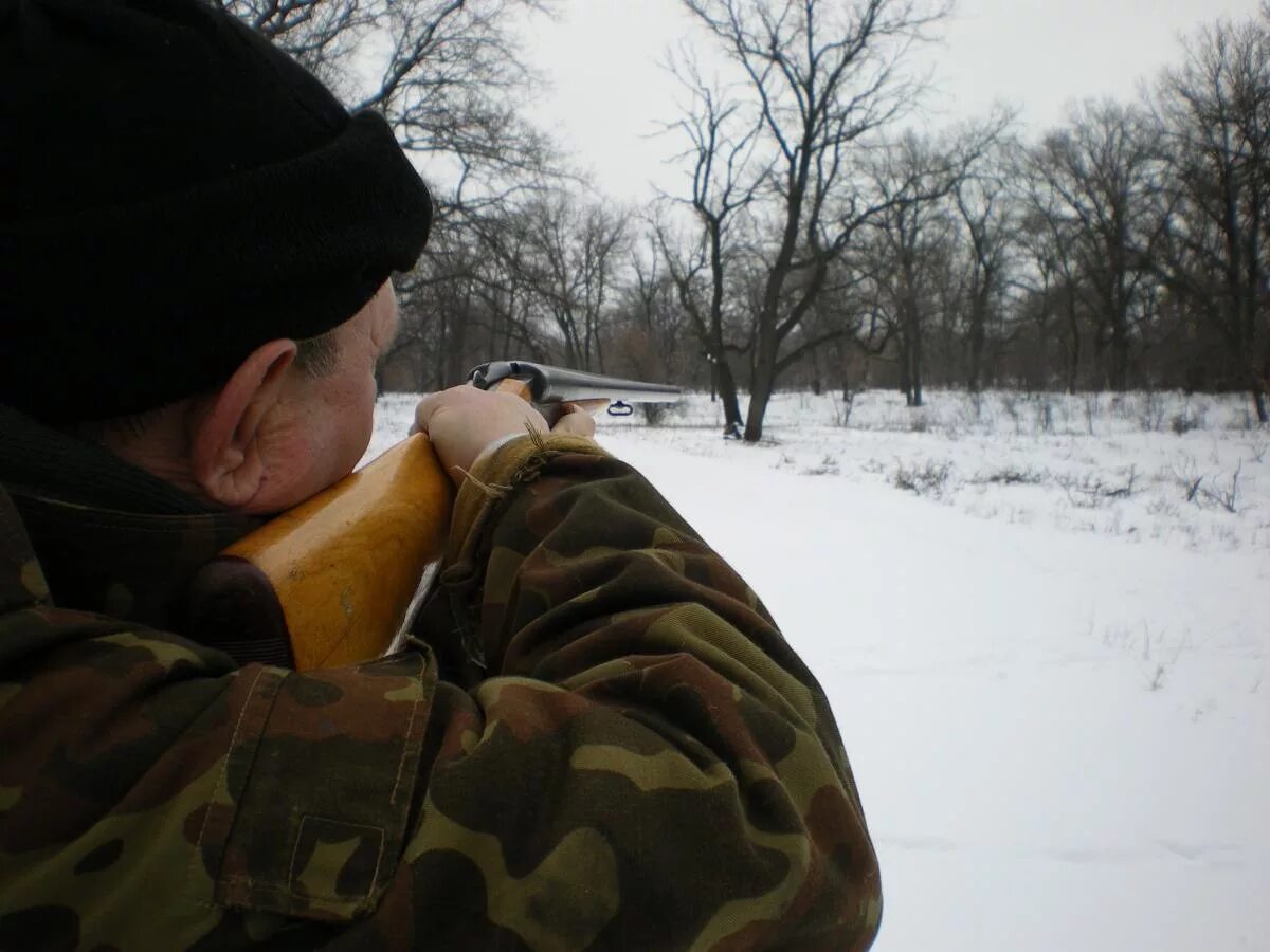 ружье стреляет. охотник меткий выстрел. стрельба из двустволки. охотничье хозяйство «выстрел». стрельба с ружья.