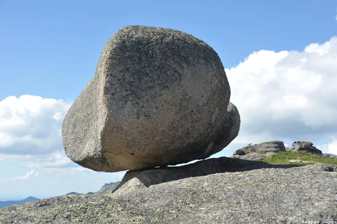Веб камню. Валун «Гомсин камень». Балансирующие камни чирикауа. 600 Тонный висячий камень. Каменные сейды Хакасии.