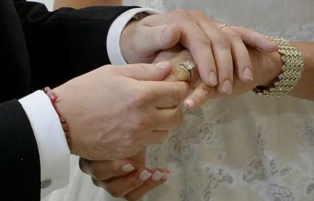 Кольцо на руке. Обручальные кольца на руках. Обручальное кольцо на левой руке. Свадебные кольца на пальцах.