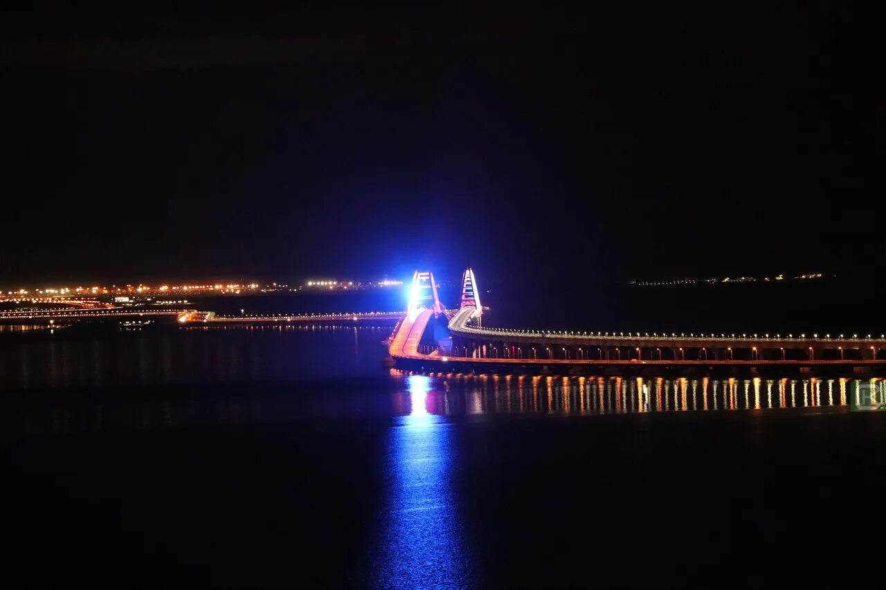 Ночная тамань. Крымский мост ночью. тамань ночью. крымский мост ночью тамань. тамань смотровая площадка.