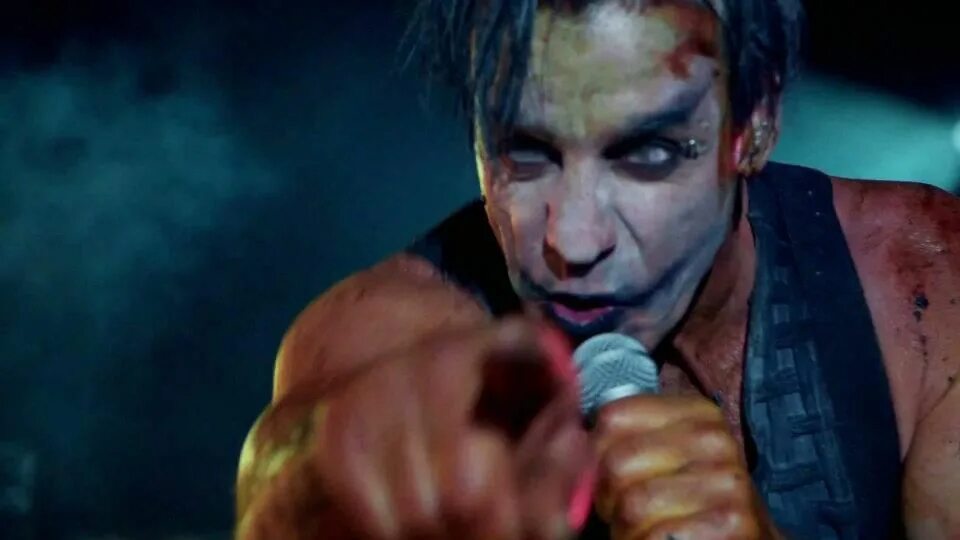 Mein land. Till Lindemann Mein Land. Тилль Линдеманн в молодости улыбается. Lindemann 2020 басист. Hallomann Rammstein клип.