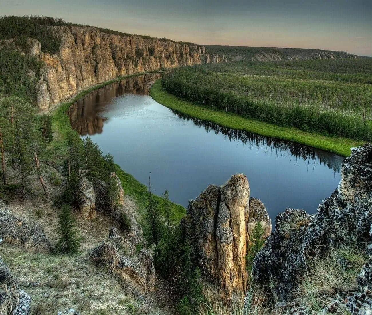 Реки сини. Река Сиинэ Якутия. Река синяя Синские столбы. Река синяя Республика Саха Якутия. Синские столбы Саха Якутия.