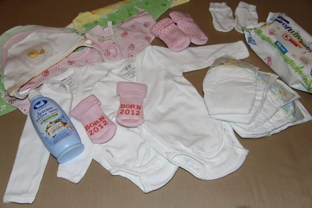 Возьму новорожденного. Вещи в род дом для маьыша. Одежда для малыша в роддом. Вещи для новорожденных в роддом. Одежда для новорожденных в роддом.
