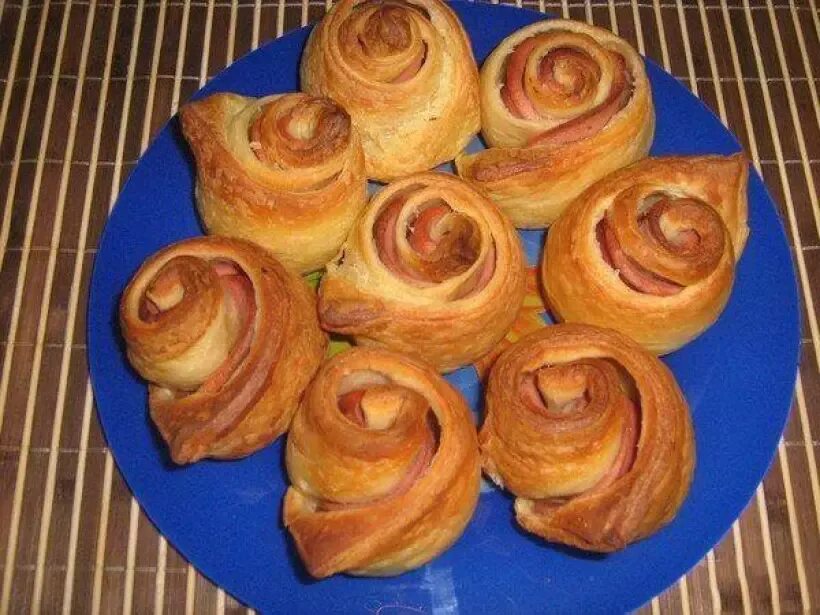 Завитки из слоеного теста с курицей. Завитки слоеные с сахаром. Завитушки с сахаром. Слоеные завитушки. Rolls and buns.