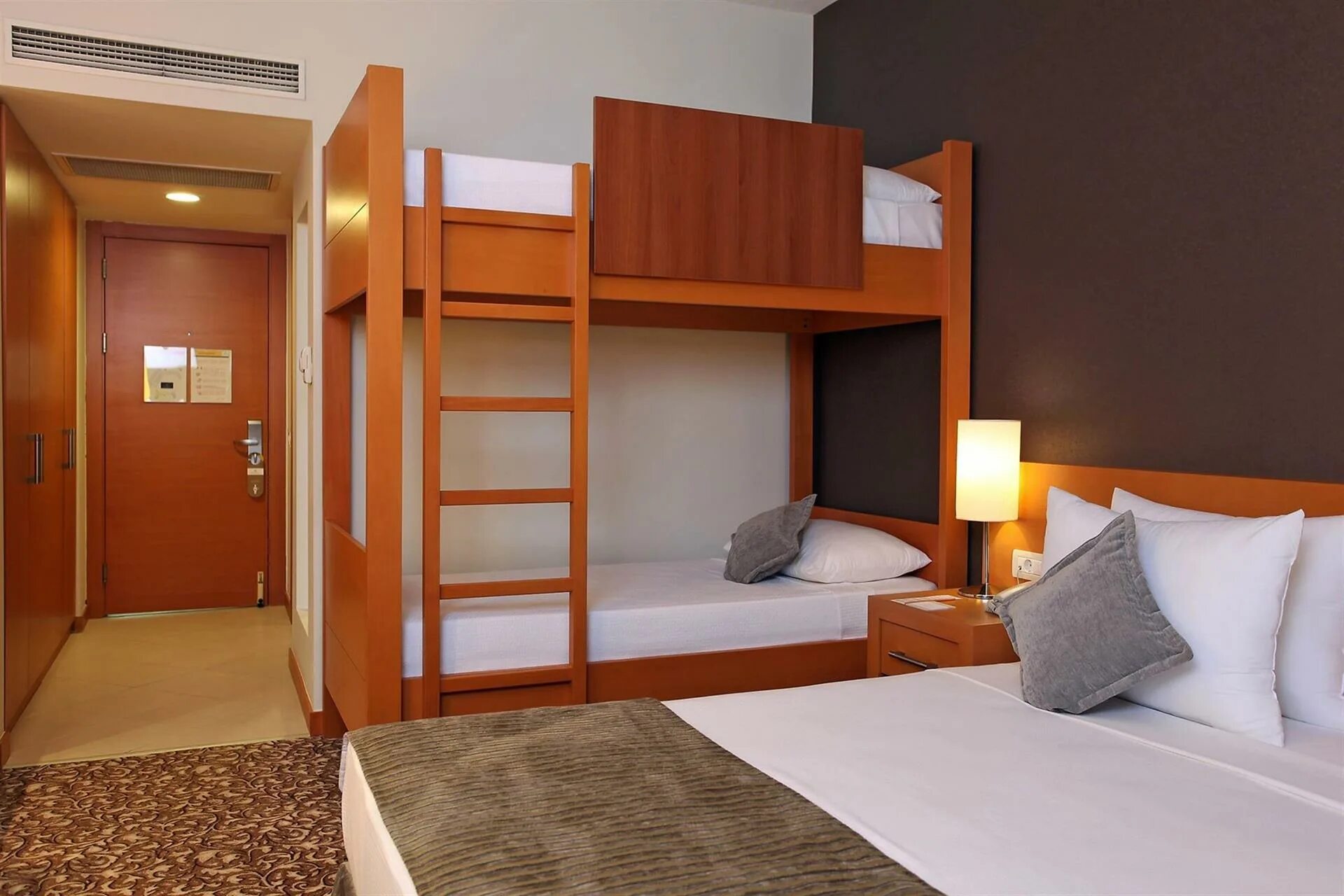 Номер на четверых. Bunkbed Room Турция. Отель Family Bunkbed Room. Arcanus Side Resort (ex. Asteria Sorgun Resort) спортивный зал. Гостиничный номер с двухъярусной кроватью.