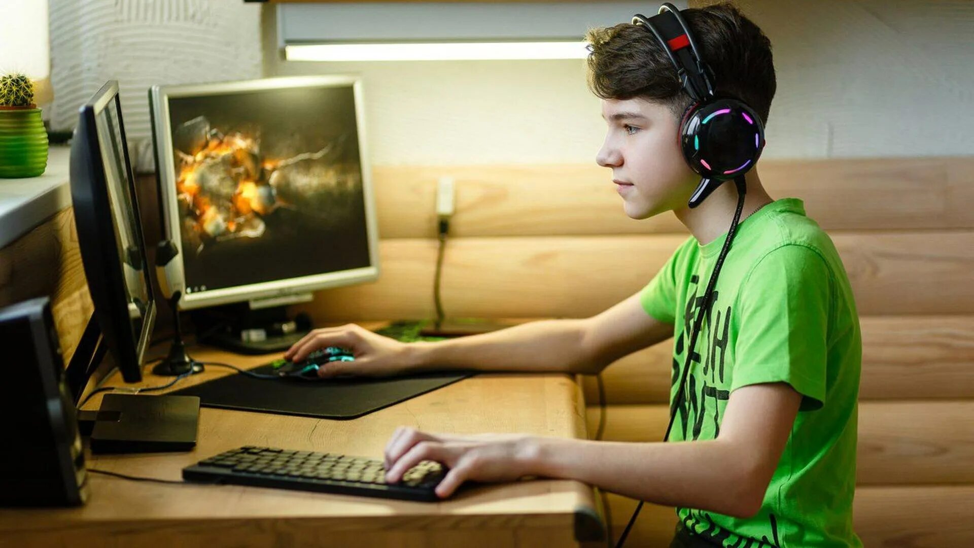 Компьютерные игры для 12 лет. Школьник геймер. Подросток за компьютером. Компьютер для детей. Компьютерные игры для детей.