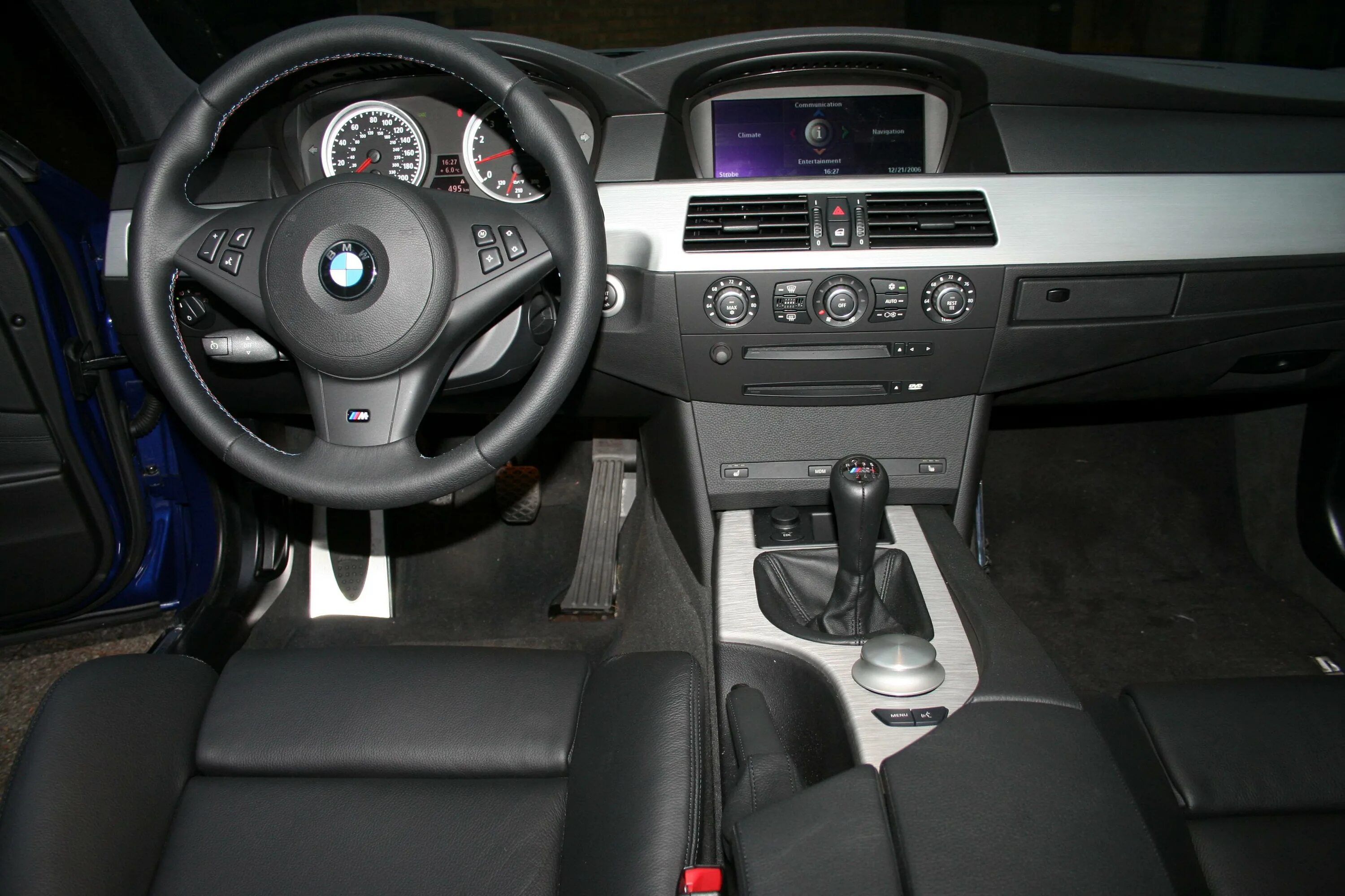 Бмв е60 полный привод. BMW e60 Interior. BMW 5 е60 салон. BMW m5 e60 салон. БМВ м5 е60 салон.
