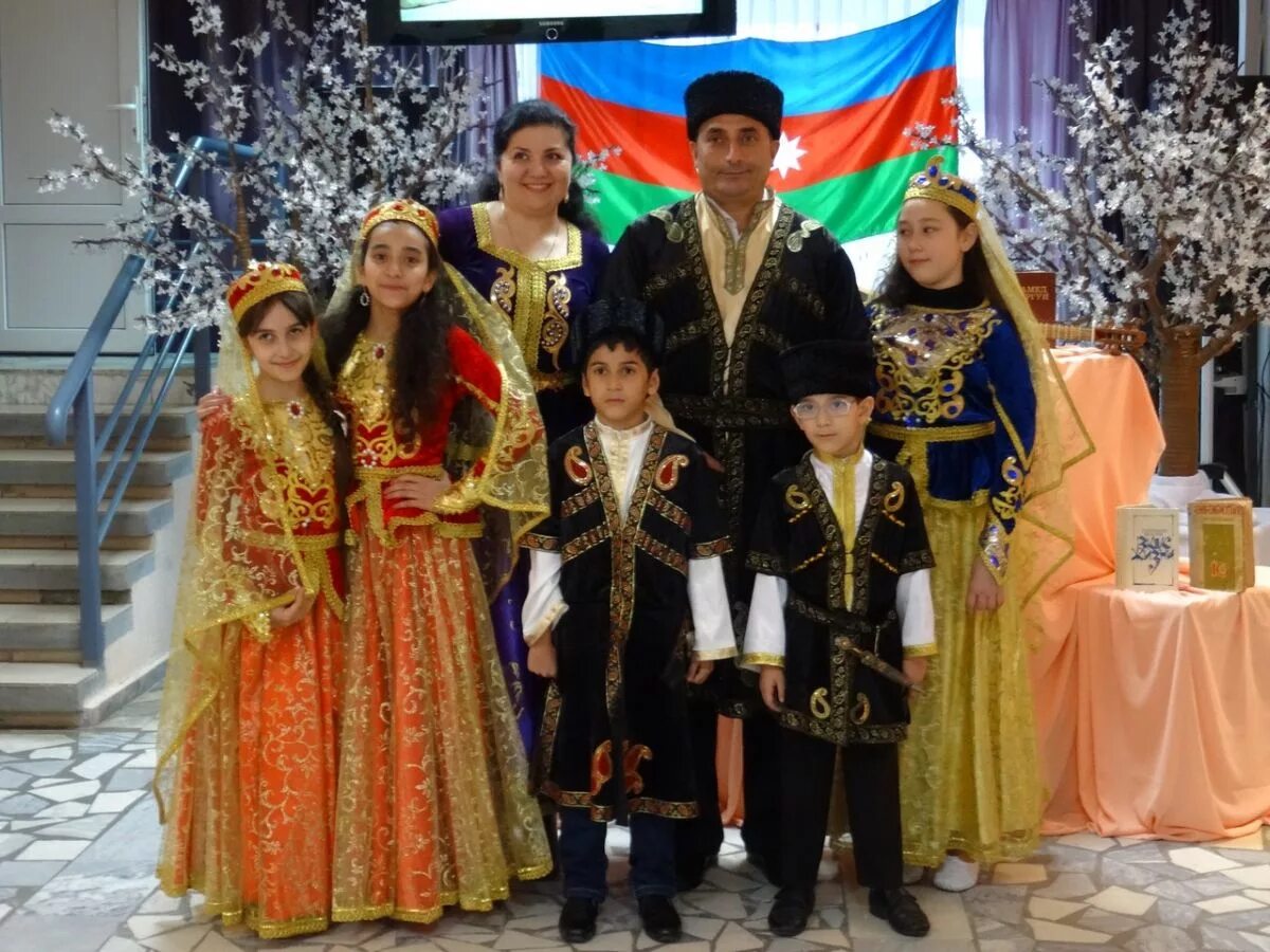 Азербайджан какие народы. Азербайджан нация. Баку народ. Талыши в азербайджане. Азербайджанский национальный костюм.