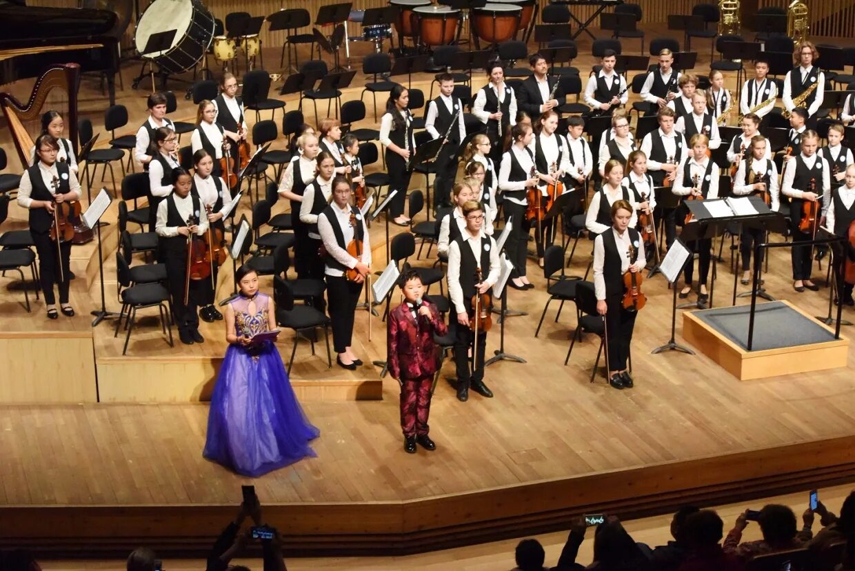 Сахалинский детский симфонический оркестр. Сахалинский детский симфонический оркестр. Детский симфонический оркестр фото. Детский симфонический оркестр волгоград. Оркестр выступает с детьми.