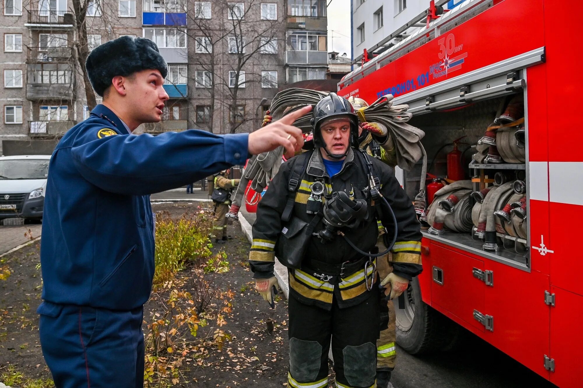 Пожары на объектах с массовым пребыванием людей. МЧС пожар. МЧС В действии. МЧС люди. Ликвидация пожара.