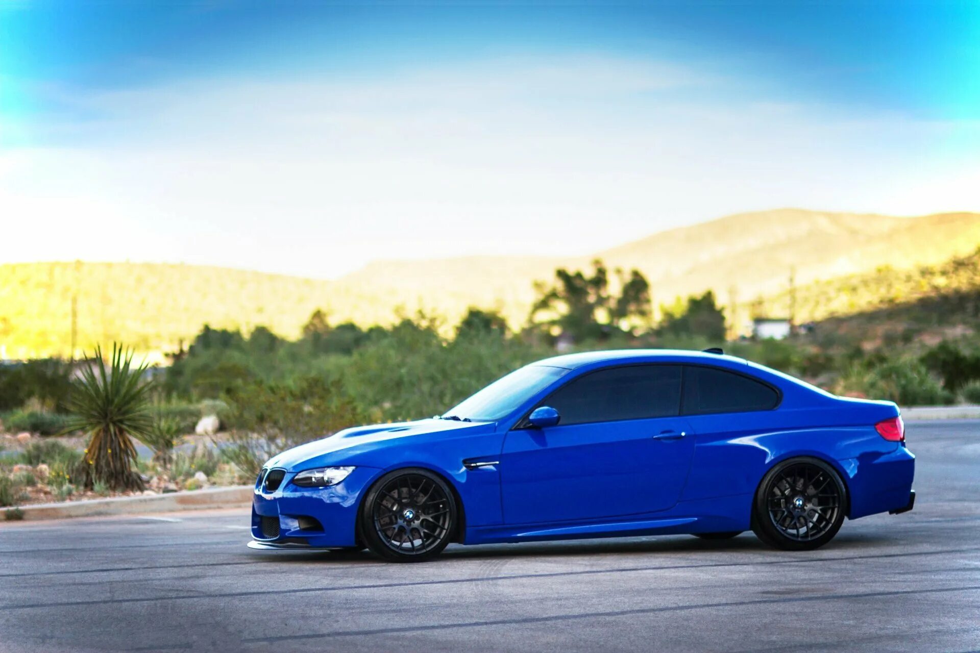 Маленькая синяя машина. BMW m3 e92 Blue. BMW e92 синяя. BMW e92 m3 синяя. BMW 3 e92 синий.