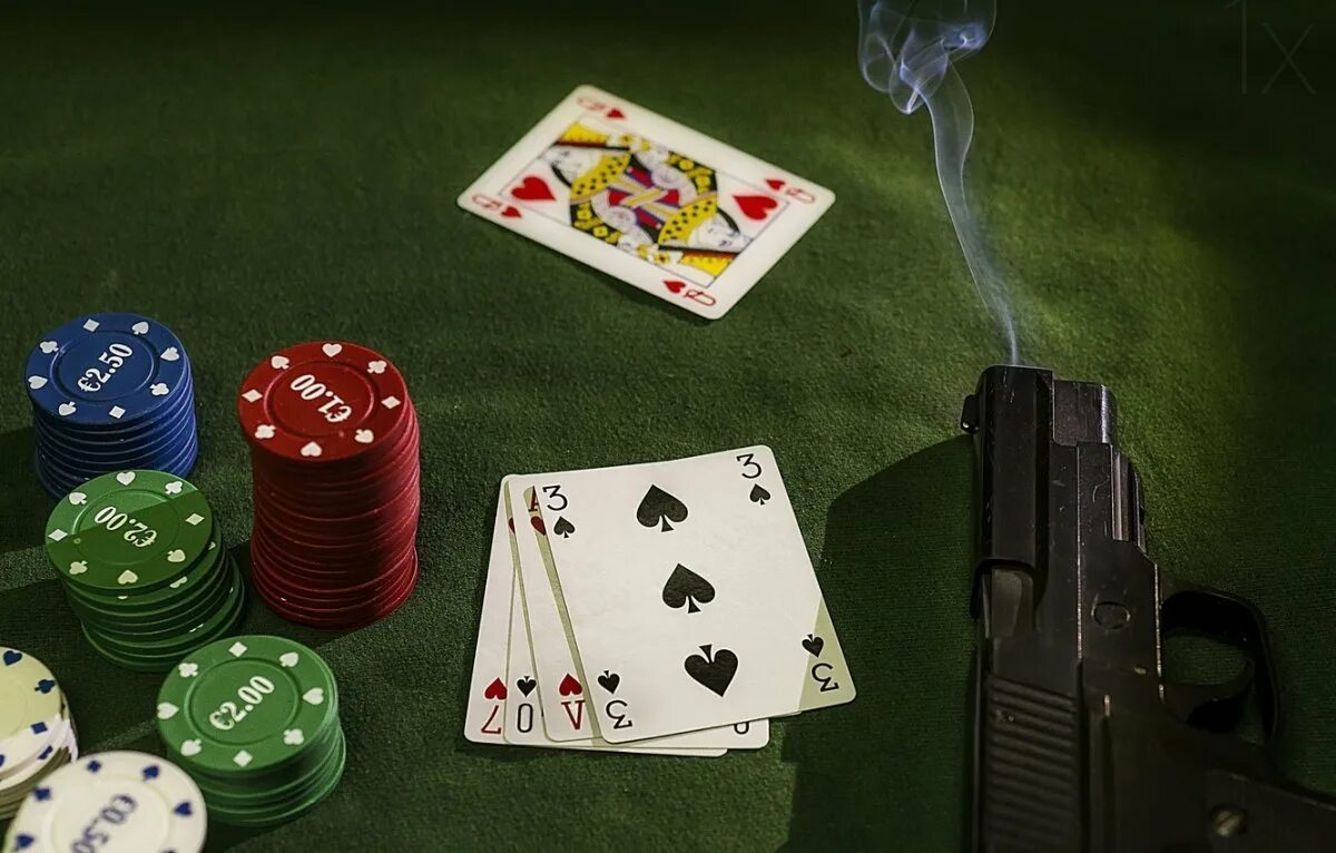 Карточный азарт пабг 4 этап. Игральные карты. Мужчина с игральными картами. Азартная карточная игра. Игральные карты.