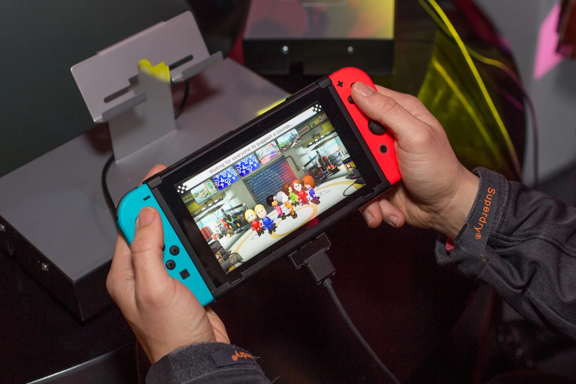 Switch hands. Flash nintendo switch. нинтендо свитч сенсорный экран. nintendo switch emmc.
