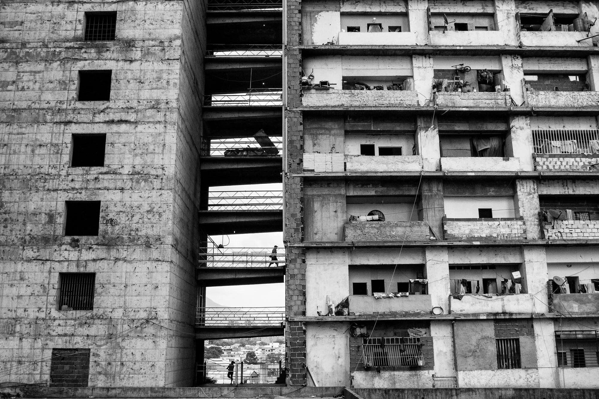 Заброшенный небоскреб. Башня Давида Каракас 1994. Заброшенный многоэтажный дом. Заброшенные высотки.