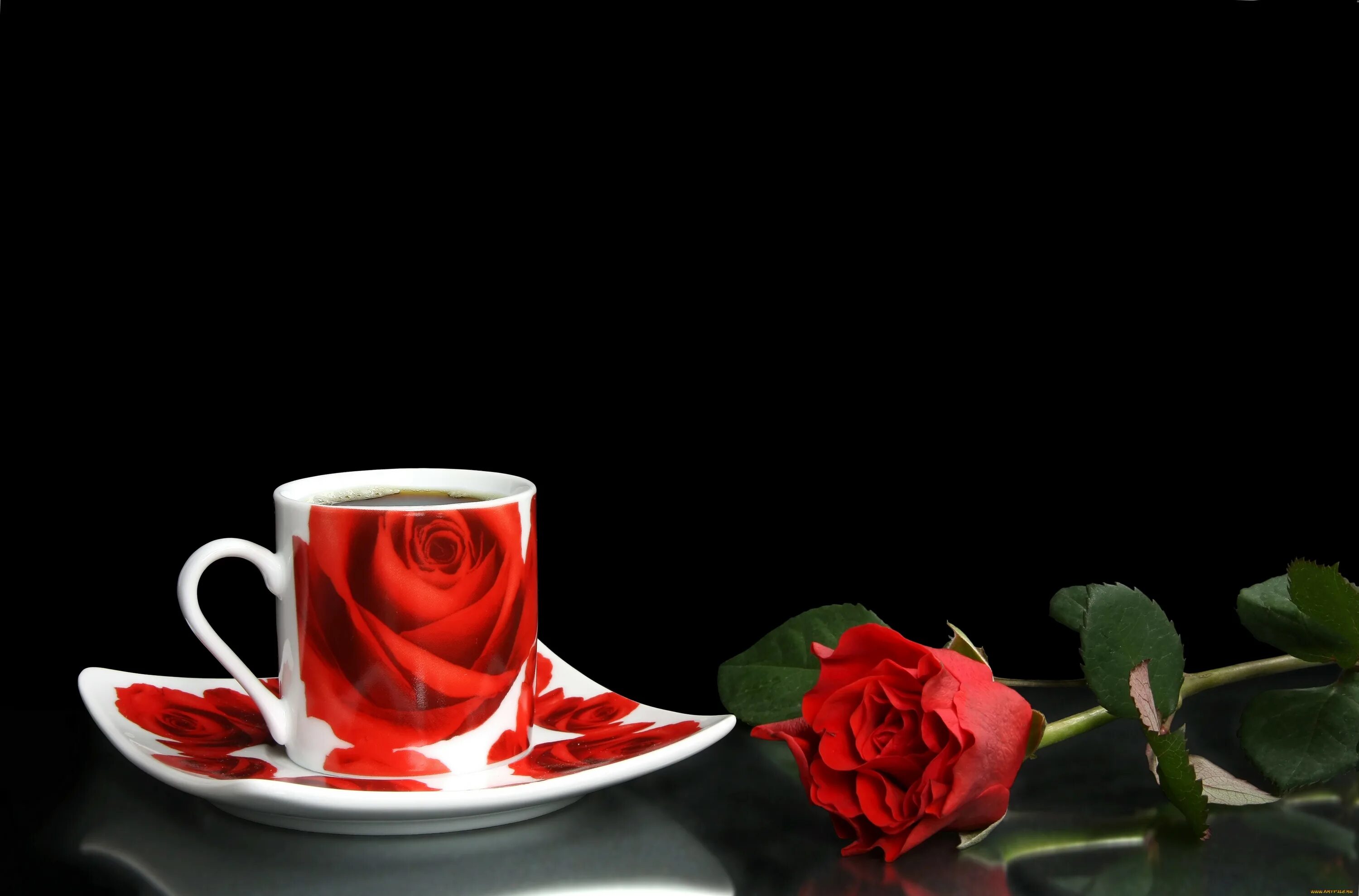 Красная чашка кофе. Красные розы и кофе. Розы в чашке. Rose cup