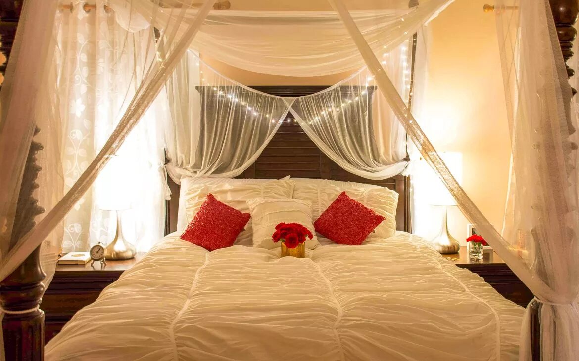 Романтичная постель. Спальня с балдахином. Кровать с балдахином. Шикарная кровать с балдахином. Балдахины для кровати в спальню.