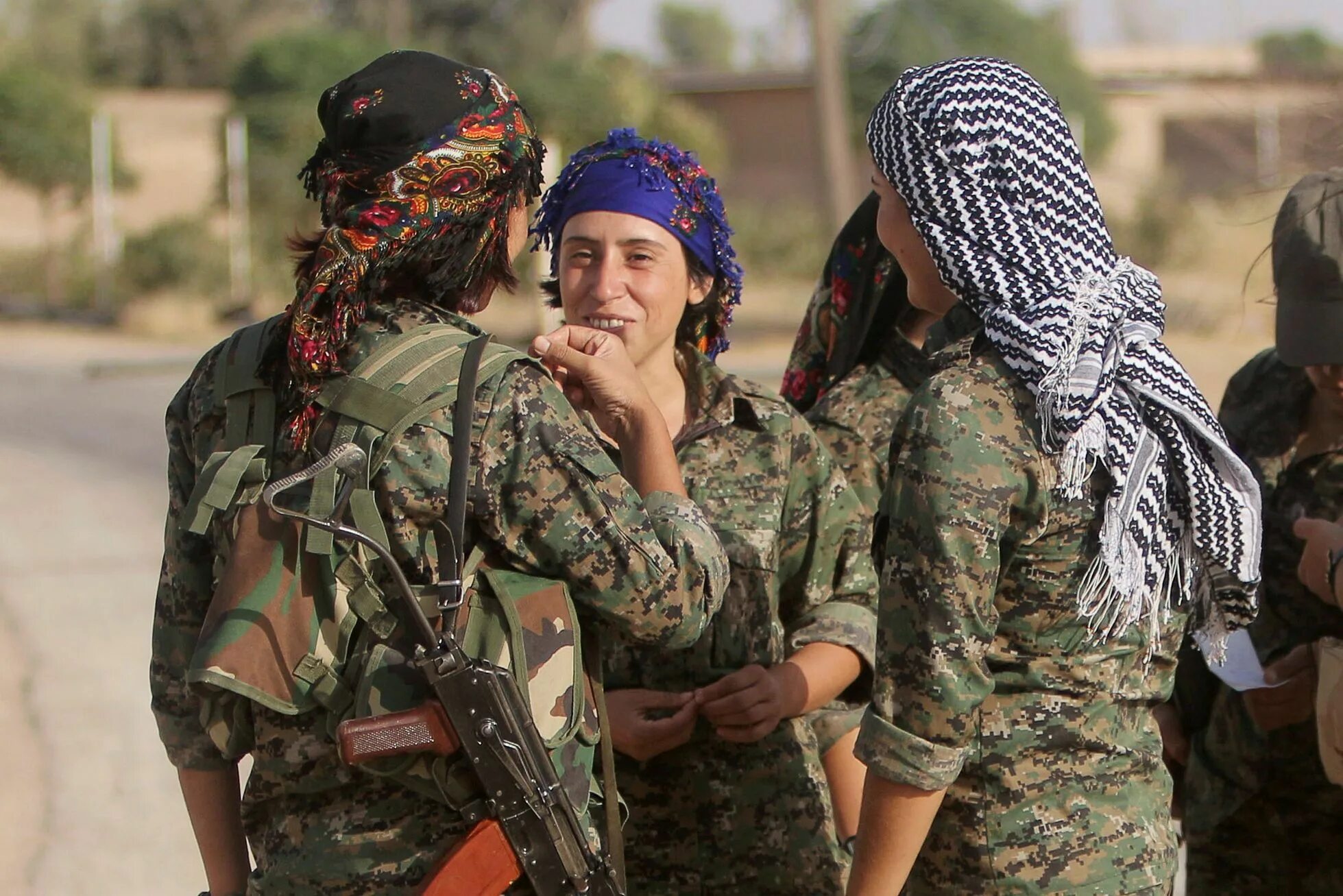 Курдские женщины военные. Курдянки пешмерга. Пешмерга женщины. Курд алей