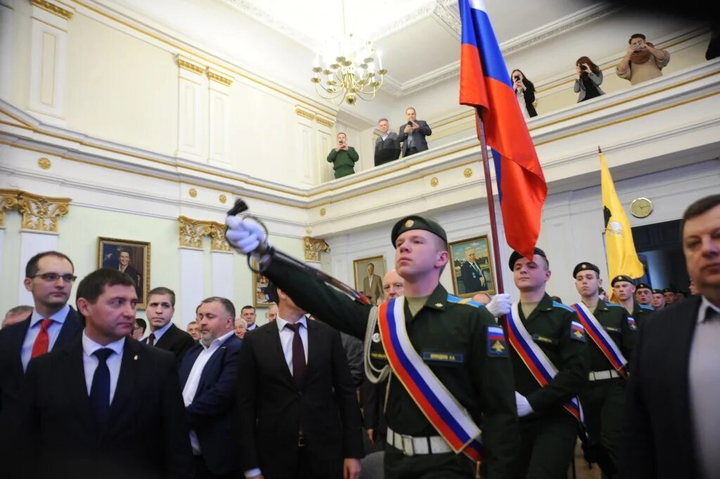 Торжественное вступление в столицу. Торжественная обстановка. торжественное вступление президента. заставка торжественные вступления движения первых официальная.