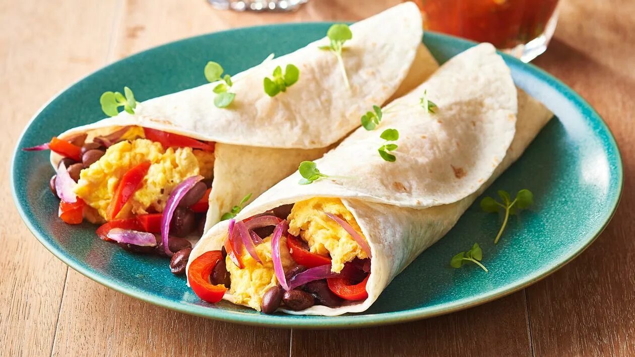 Бурито еда. Тортилья бурито. Буритос (мексиканская кухня). Бурито блюдо мексиканской кухни. Итальянское бурито.