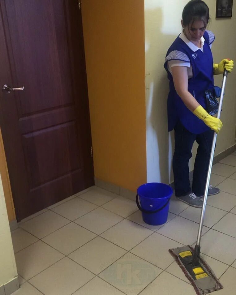 Красивая девушка уборщица. Требуется уборщица. Уборщик. Уборщица офисных помещений. Клининг.