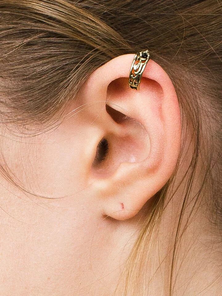 Пирсинг хеликс кафф серьга. Прокол хеликс украшения. Хеликс прокол уха чёрная серьга. Эльфийские уши бодимодификация. Эльфийские ушки бодимодификация.