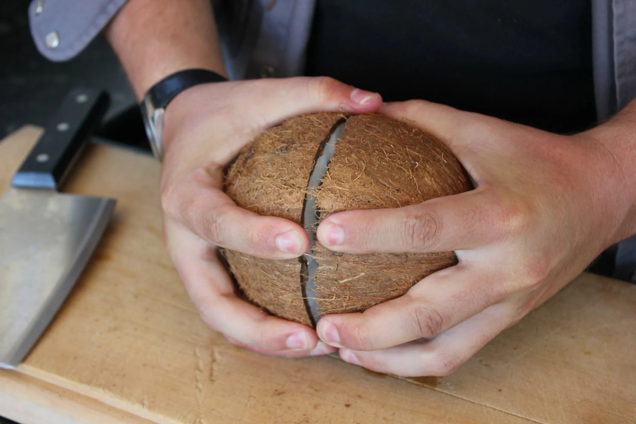 Инструмент для раскалывания кокоса на. Открыть кокос. Открыть кокос. Как открыть кокос. Как открыть кокос видео.