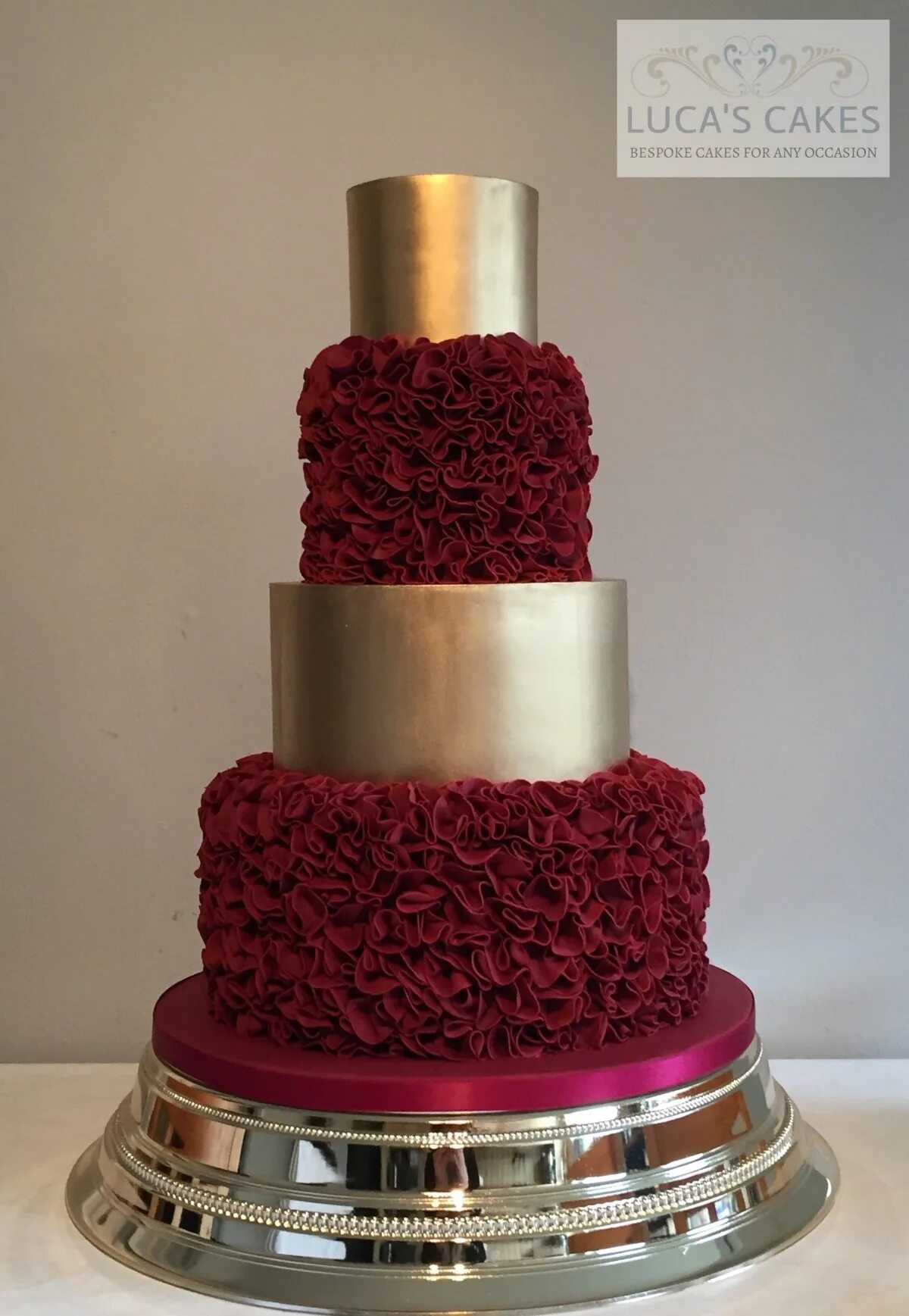 Свадебный торт бордовый. Торт в бордовом цвете. Свадебный торт бардово Золотова цвета. Торт бордовый с золотым.