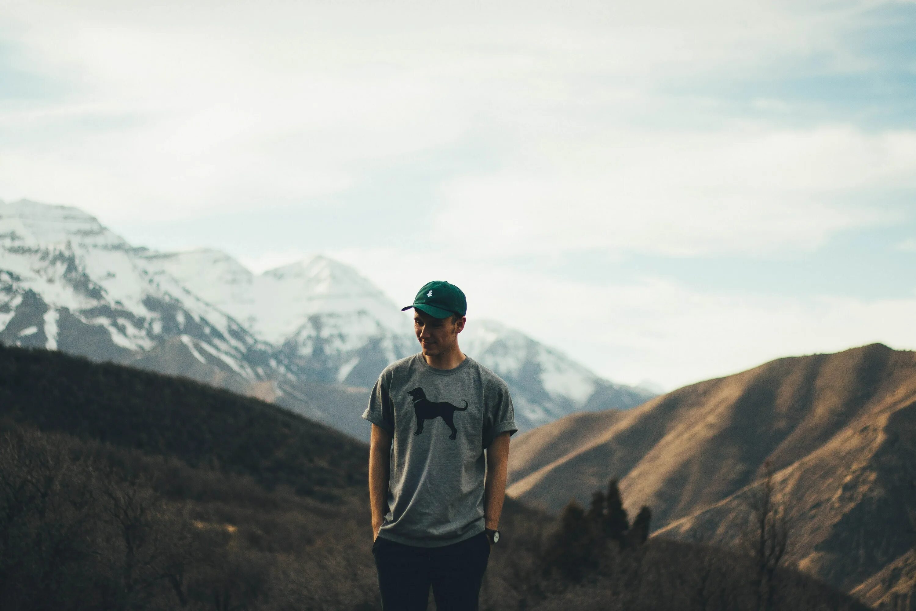 Песня мое поколение руки в карманы. Человек руки в карманах на горах. Aidan on the Mountain. Unsplash фото. Фото: Alexander Paramonov / Unsplash.