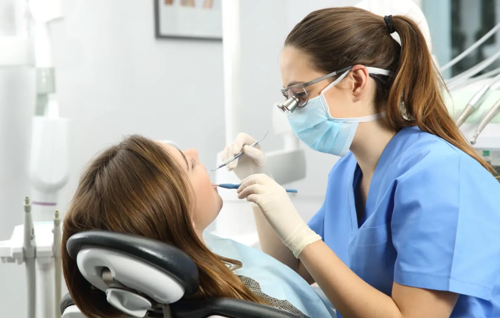 Стоматологический врач. Стоматолог. Зубной врач. Стоматолог и пациент. Терапия стоматология.