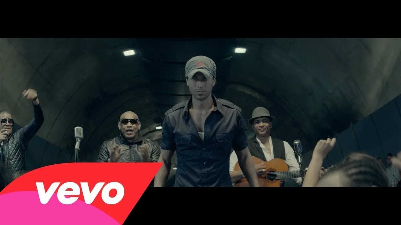 Sean paul bailando. Энрике иглесиас байландо клип. Два латиноамериканца играют. Sean paul—mambo. Иглесиас байландо.