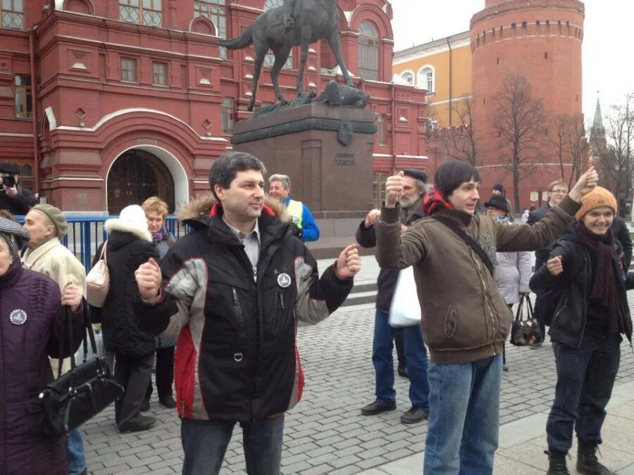 Часто бываешь в москве. Задержанные плакаты невидимые. В Москве бывают невидимые люди. Фейгин на митинге в Москве за освобождение Савченко. Задержаны люди с невидимыми плакатами.