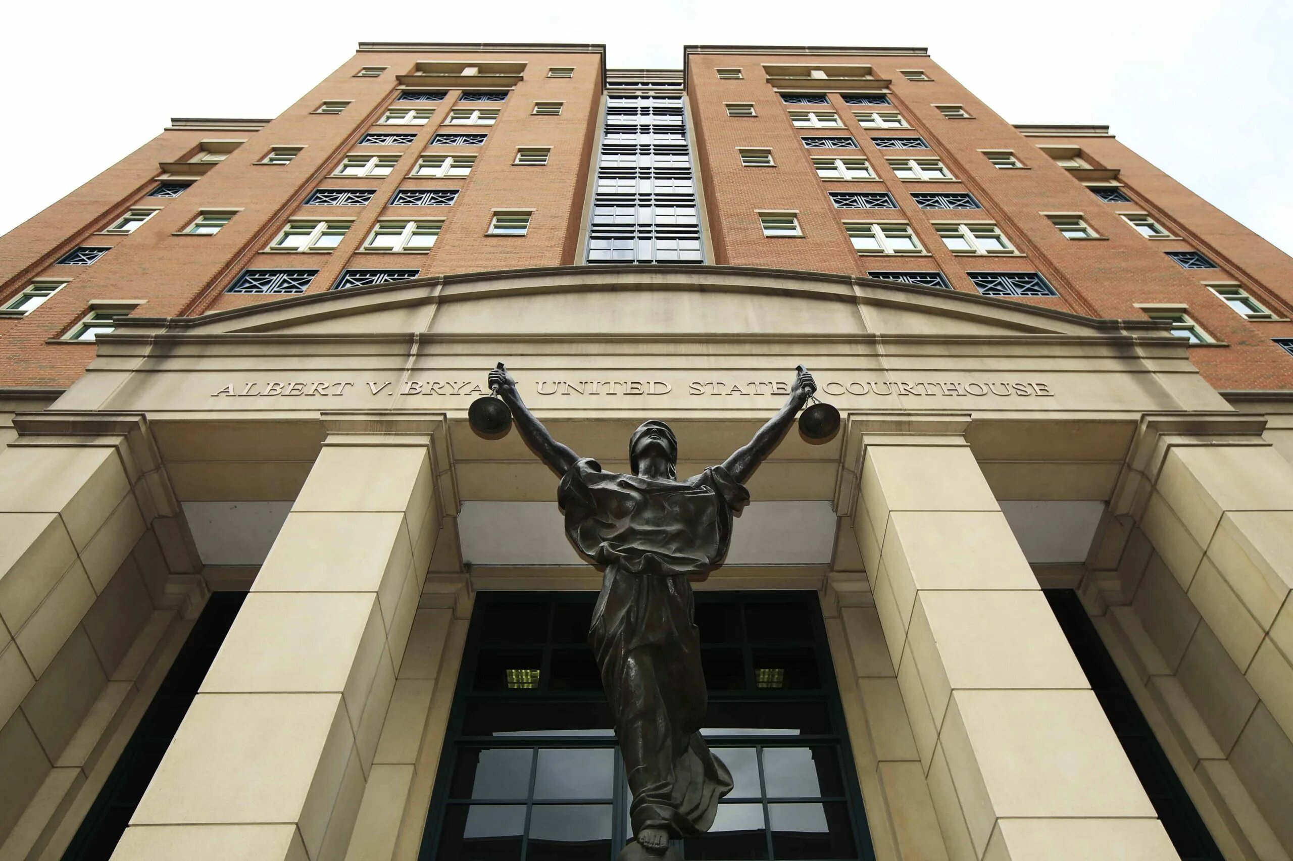 Срок в здание суда. Статуя на суде в США. Статуя на здании суда в Америке. Новая статуя на здании суда в Нью-Йорке. United States Courthouse.