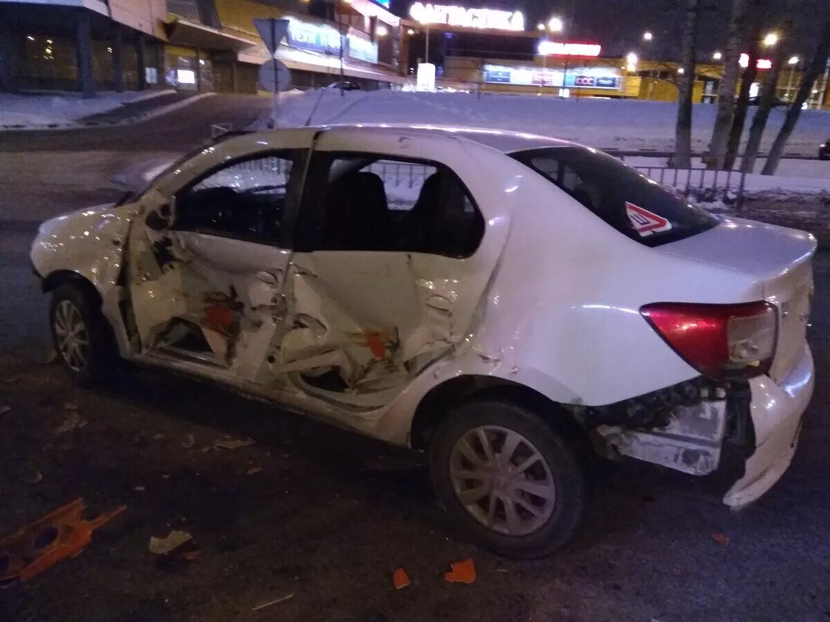 разбитый рено логан серебристый. рено логан 2 после дтп. авария рено меган 3. рено логан 2 разбит в хлам. рено логан 2 после аварии.