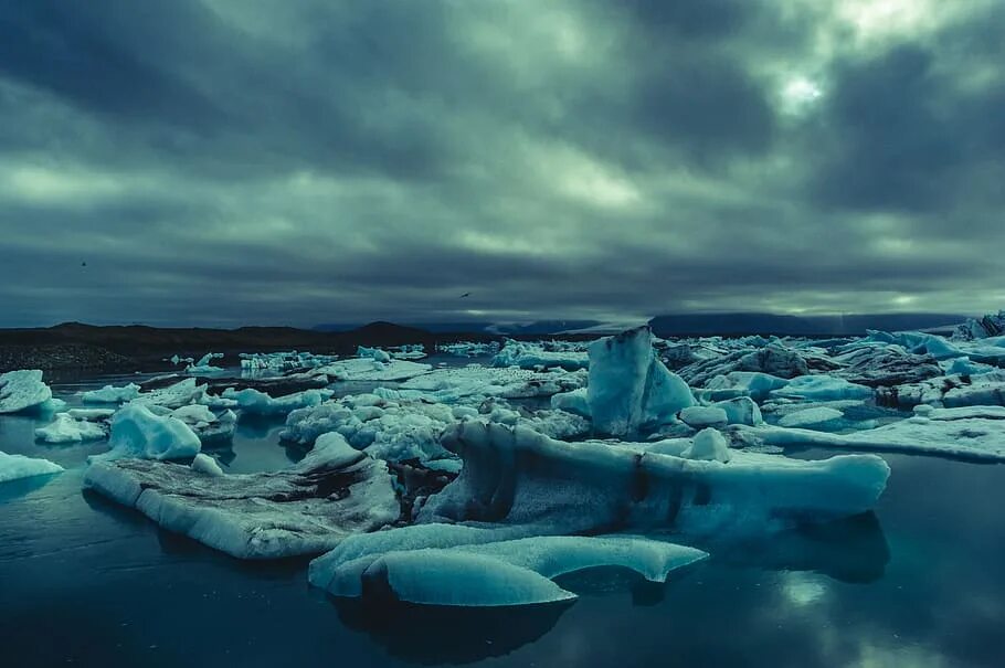 Сообщение о северном ледовитом океане. Северный ледовитый океан самый маленький. Северно ледовитый океан 4к. Ледяной покров баренцева моря. Арктика северо ледовитого океана.