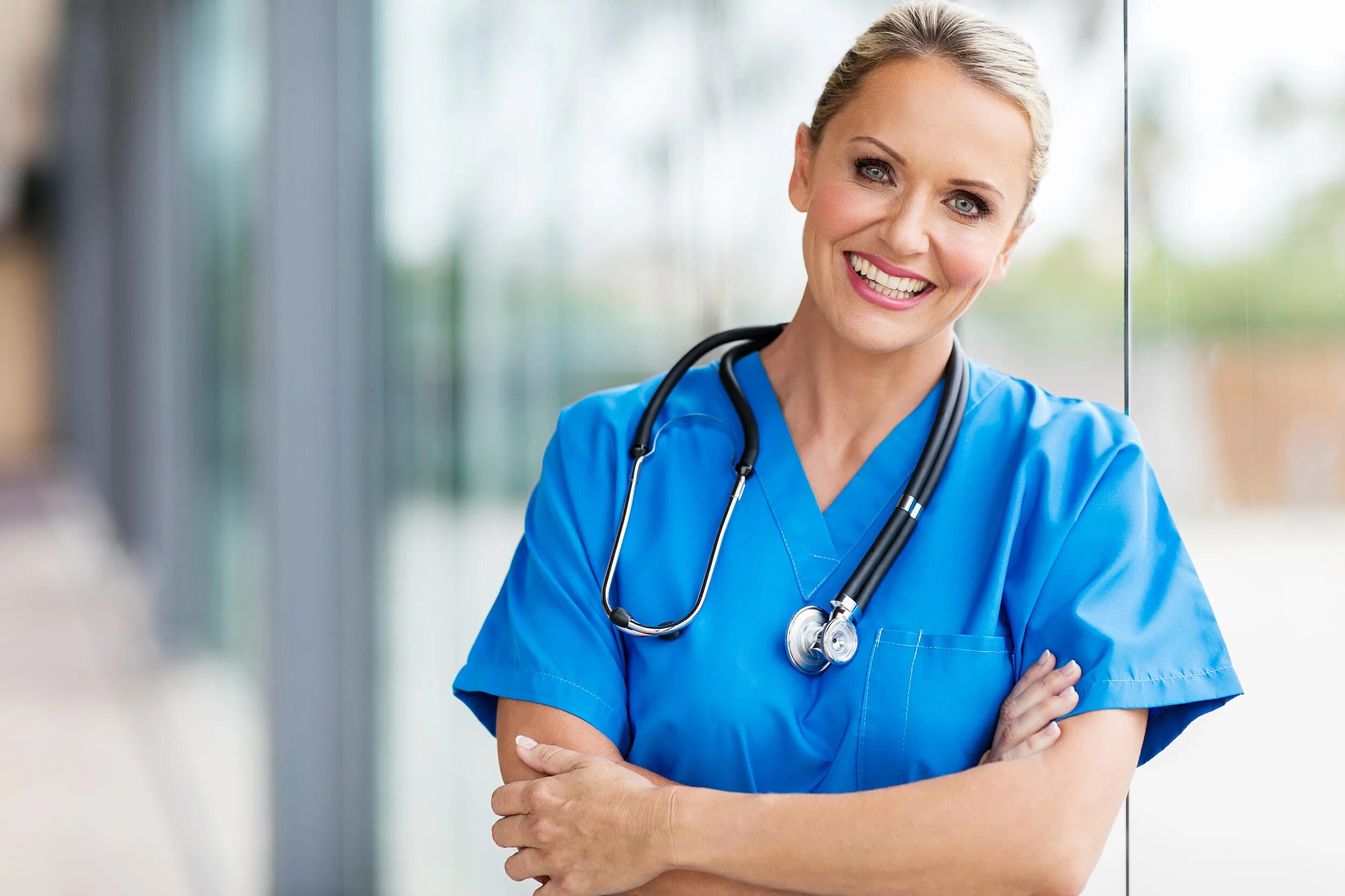 Счастливый пациент возле кабинета. Женщина врач из дома отдыха выслушала. Счастливая пациентка со своими врачами. Красивая женщина врач в возрасте. Портрет женщины врача.