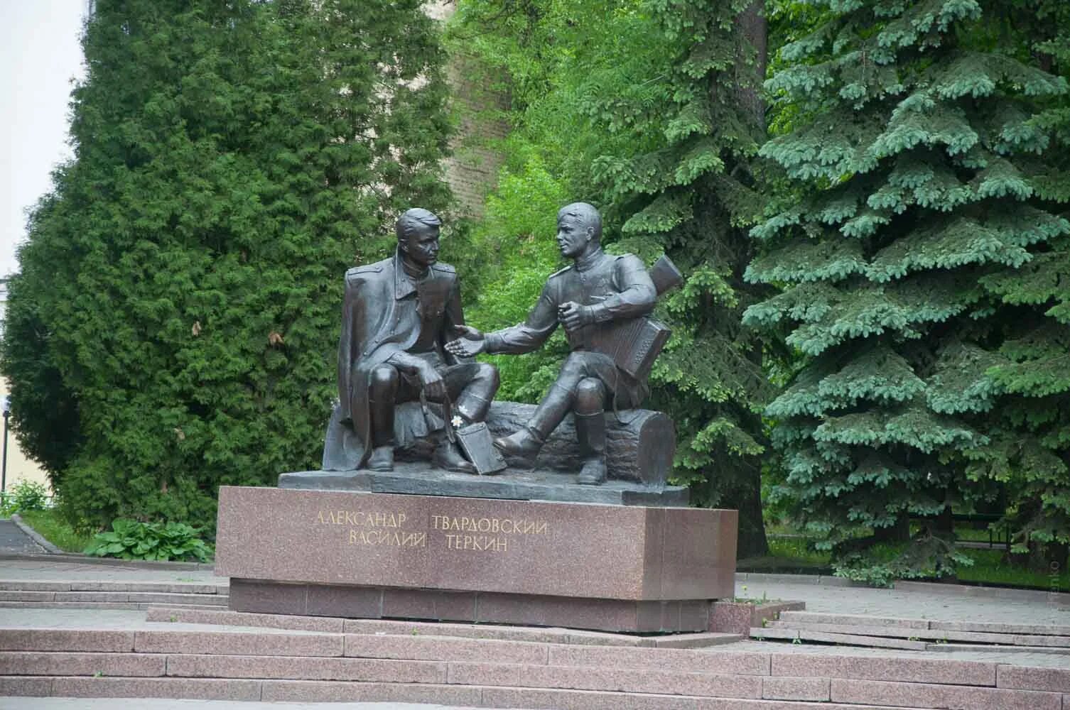 Памятник теркину в смоленске. Памятник Василию Теркину в Смоленске. Памятник Твардовскому в Смоленске.