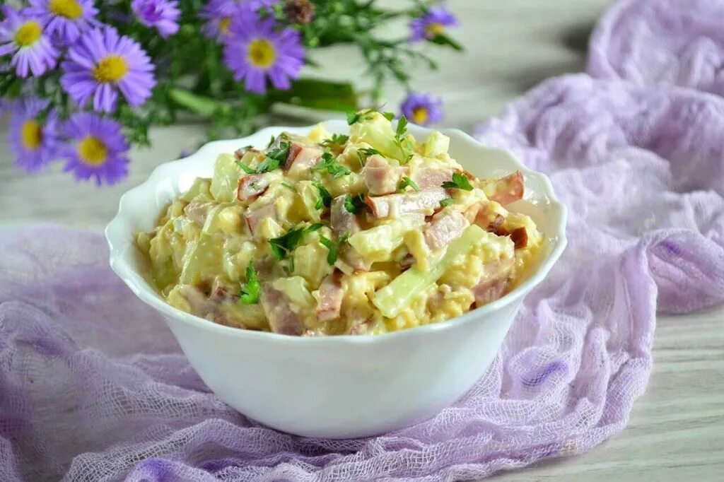 Салат с колбасой сыром горошком. Салат нежность с ветчиной и огурцом. Салат с курицей помидорами и сыром. Салат яйцо огурец сыр чеснок майонез. Слоеный салат неженка.