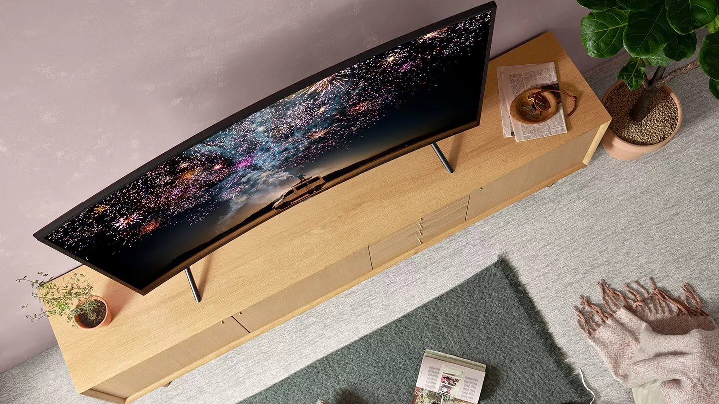 Гнутый экран. Samsung ue55ru7300u. Изогнутый телевизор самсунг 55 дюймов. Телевизор Samsung с изогнутым экраном 55 дюймов. Телевизор самсунг 65 дюймов изогнутый экран.