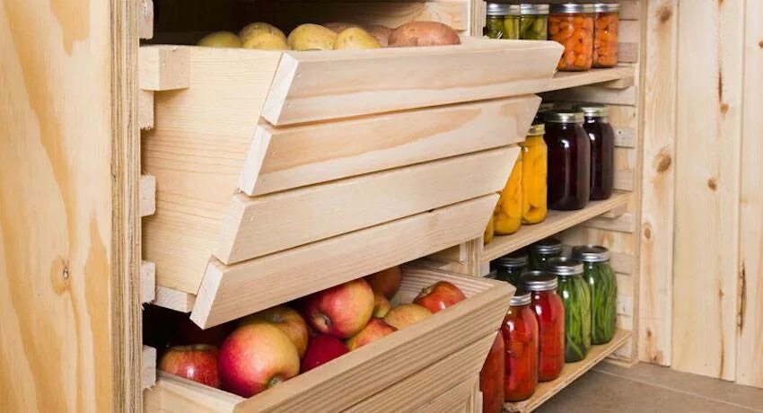 Хранение овощей доме. Подвал для хранения овощей. Ящики для погреба. Подпол для хранения овощей. Кладовка для овощей.